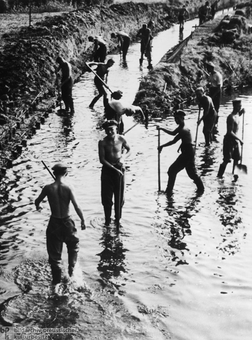 Neulandgewinnung: Angehörige des Reichsarbeitsdienstes legen Entwässerungsgräben an (1936)